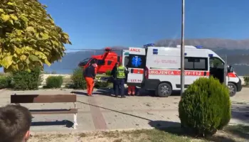 Aksident i rëndë në Pogradec/ Kamioni përplas biçikletën, 26-vjeçari transportohet me helikopter drejt Spitalit të Traumës në Tiranë