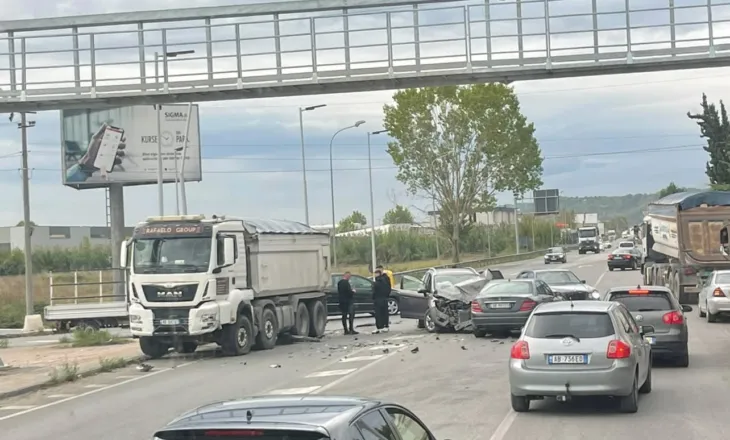 Aksident i rëndë në rrugën e Rinasit, disa makina të përplasura në kryqëzim