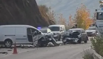 Aksident me tre automjete në Subash, 5 persona të plagosur