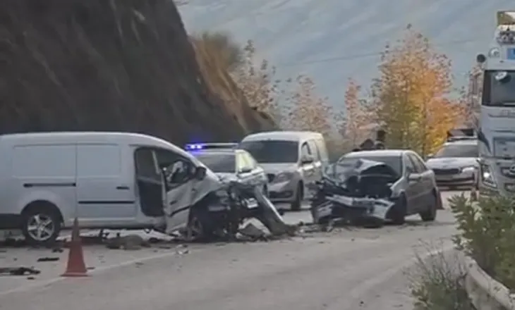 Aksident me tre automjete në Subash, 5 persona të plagosur