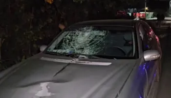 Aksident në afërsi të Bulgarecit në Korçë, makina përplas këmbësorin, 18-vjeçari në gjendje të rëndë në spital!