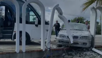 Aksident në aksin Berat–Lushnjë! Autobusi me turistë përplaset me BMW-në, disa të plagosur