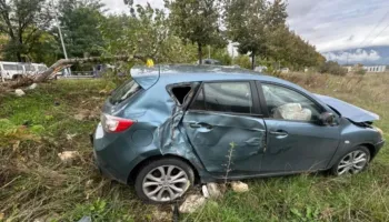 Aksident në aksin Gjirokastër-Tepelenë, makinat dalin jashtë rruge pas përplasjes pranë Viroit! Paloset dhe pema, raportohet se…