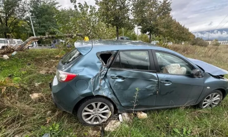 Aksident në aksin Gjirokastër-Tepelenë, makinat dalin jashtë rruge pas përplasjes pranë Viroit! Paloset dhe pema, raportohet se…