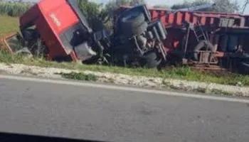 Aksident në aksin Kardhiq-Delvinë, kamioni përmbyset në rrugë, Policia drejt vendngjarjes!