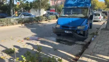 Aksident në Fier! Kamionçina del nga rruga dhe përplaset me shtyllën e ndriçimit, rasti i dytë ne pak ditë