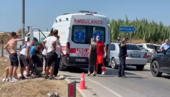 Aksident në Fier–Lushnjë, makina del nga rruga, dy persona përfundojnë në spital