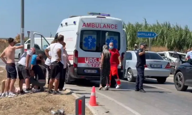 Aksident në Fier–Lushnjë, makina del nga rruga, dy persona përfundojnë në spital