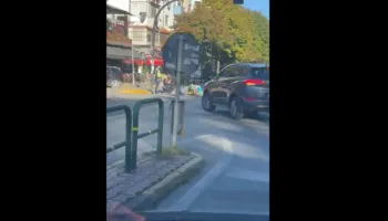 Aksident në kryqëzimin e Vasil Shantos, motori përplas këmbësorin
