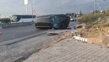 Aksident në Lushnjë, automjeti kthehet përmbys në mes të rrugës! Shoferi përfundon në spital, dyshohet se ishte me shpejtësi të lartë