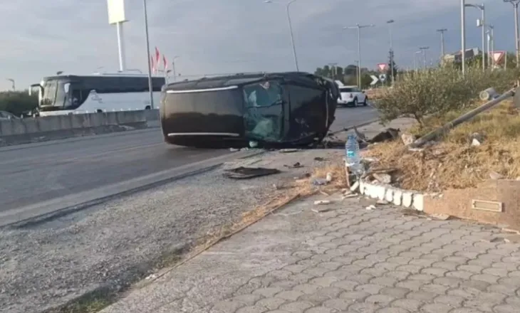 Aksident në Lushnjë, automjeti kthehet përmbys në mes të rrugës! Shoferi përfundon në spital, dyshohet se ishte me shpejtësi të lartë