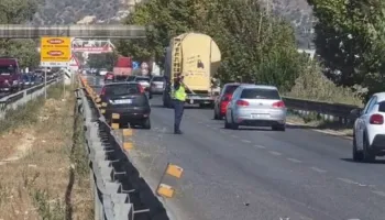 Aksident në Lushnje/ ‘Ford’-i përplaset me barrierën, plagoset drejtuesi