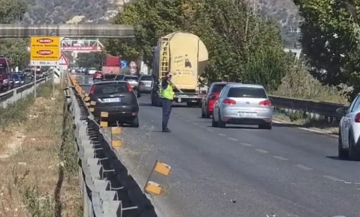 Aksident në Lushnje/ ‘Ford’-i përplaset me barrierën, plagoset drejtuesi