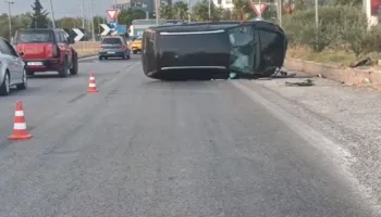 Aksident në Lushnje, ‘Ford’-i përplaset me murin dhe përmbyset, drejtuesi në spital