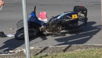 Aksident në Lushnje/ Makina përplas motoçikletën, dërgohet në spital drejtuesi motomjetit