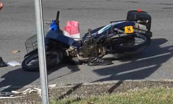 Aksident në Lushnje/ Makina përplas motoçikletën, dërgohet në spital drejtuesi motomjetit