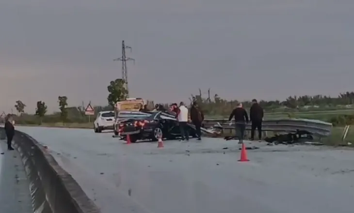 Aksident në Lushnjë, përplasen 2 makina, rëndohet trafiku në autostradë