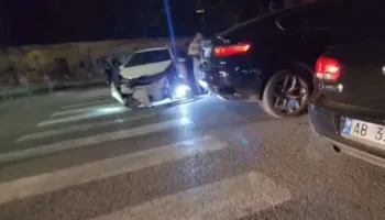Aksident në qendër të Elbasanit, përplasen dy automjete, raportimet e para nga vendngjarja!