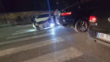 Aksident në qendër të Elbasanit, përplasen dy automjete