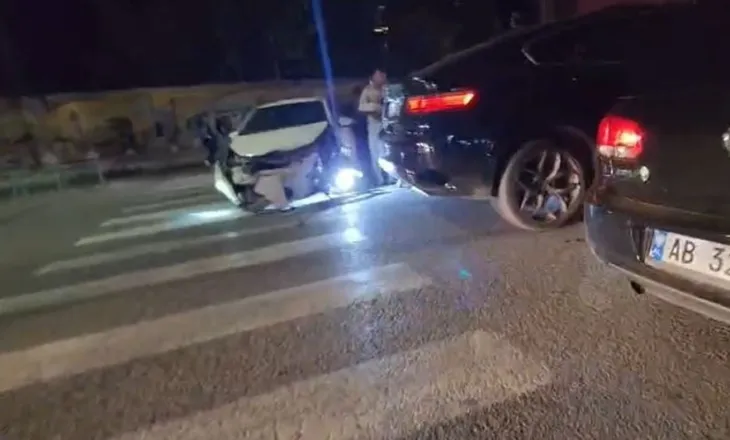 Aksident në qendër të Elbasanit, përplasen dy automjete