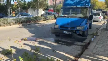 Aksident në rrugët e Fierit, kamionçina me shpejtësi përplaset me shtyllën! Banorët kërkojnë masa, ngjarja e dytë në pak ditë