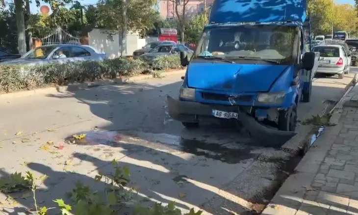 Aksident në rrugët e Fierit, kamionçina me shpejtësi përplaset me shtyllën! Banorët kërkojnë masa, ngjarja e dytë në pak ditë