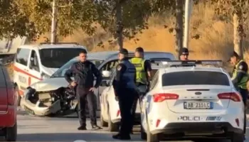 Aksident në Vlorë, përplasen dy automjete, plagoset një prej pasagjerëve!