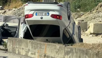 Aksident pranë mbikalimit të Rinasit, makina përmbyset në rrugë