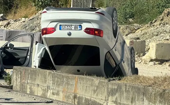 Aksident pranë mbikalimit të Rinasit, makina përmbyset në rrugë