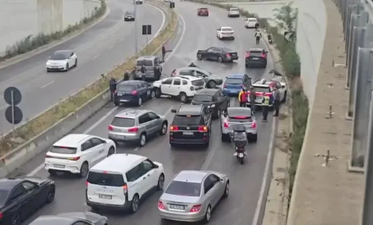 Aksident zinxhir në Unazën e Madhe, disa automjete përplasen me njëra tjetrën