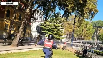 Aksion i policisë në Parkun Rinia, ujë dhe gaz lotësjellës ndaj protestuesve, disa të shoqëruar