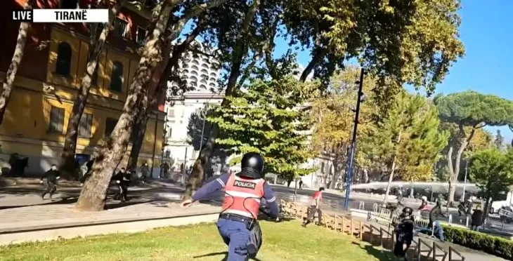 Aksion i policisë në Parkun Rinia, ujë dhe gaz lotësjellës ndaj protestuesve, disa të shoqëruar