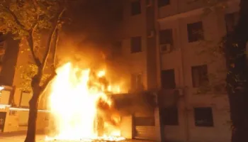 “Akte të papranueshme”- Protestuesit i vunë zjarrin Gjykatës së Lartë dhe Apelit, Shoqata e Gjyqtarëve: Dënojmë me forcë sulmet e dhunshme!