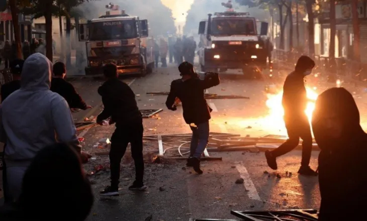 Aktori denoncon vandalizimin e banesës pas shkrimeve kundër dhunës në protestë: Do të mbyll qepenat, të marr një armë dhe të ruaj veten!