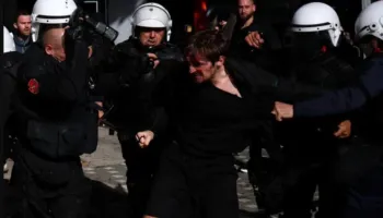 Al Jazeera”: Në Shqipëri protestat studentore përfunduan në dhunë nga policia