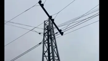 Alarm në Lezhë, këputet linja e tensionit të mesëm dhe bie mbi banesa, rrezik për banorët