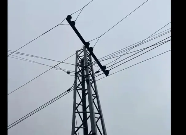 Alarm në Lezhë, këputet linja e tensionit të mesëm dhe bie mbi banesa, rrezik për banorët
