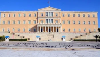 Alarm në Parlamentin grek/ Telefonata anonime paralajmëron për bombë, autoritetet nisin kontrollet në godinë