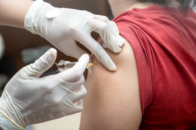 Alarm për virozat dhe gripin! Nis aplikimi i vaksinës, 280 mijë doza për të shmangur komplikacionet
