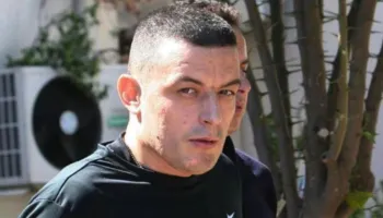 Alket Rizai ende në arrati! Sinjalizues policie dhe altoparlant, si dyshohet që shmangu kontrollet gjatë arratisjes