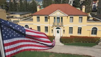 Ambasada Amerikane reagon për protestat në Tiranë: Dhuna nuk është pjesë e angazhimit qytetar