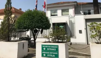 Ambasada Britanike reagon për protestën në Tiranë: Dhuna nuk justifikohet, policia të shmangë forcën joproporcionale