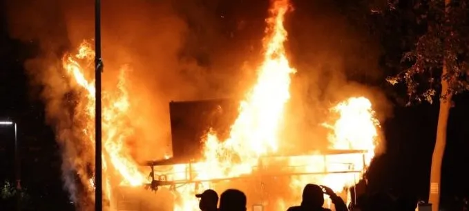 Ambasada e Polonisë në Tiranë paralajmëron udhëtarët që të shmangin protestat në Shqipëri!