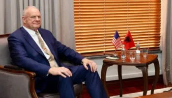 Ambasadori Wendt vijon takimet, pas Ramës dhe Hoxhës kryediplomati i SHBA i shkon në zyrë edhe kryeparlamentarit Niko Peleshi