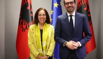 Ambasadorja e BE-së me ministrin Karakaçi: Lidhjet energjetike dhe të transportit afrojnë Shqipërinë me tregun europian