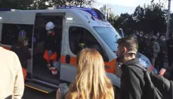 Ambulanca u bllokua në protestë/ Qendra Kombëtare e Urgjencës: Janë në shërbim të jetës, pengimi i tyre rrezikon jetën e qytetarëve
