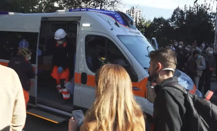 Ambulanca u bllokua në protestë/ Qendra Kombëtare e Urgjencës: Janë në shërbim të jetës, pengimi i tyre rrezikon jetën e qytetarëve