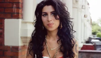 Amy Winehouse dhe jehona e një albumi që nuk ka nevojë për zbukurime