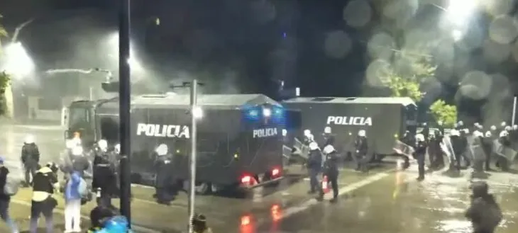 Analisti nxjerr prapaskenat nga protesta: Në shesh nuk dalin njerëzit e lirisë, por grupe të dhunshme dhe të paguara