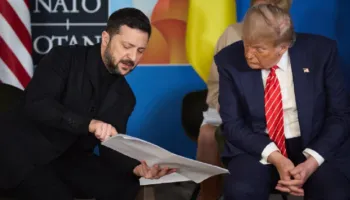 Analiza e “Politico”: Dilema e madhe e Zelenskyt me Trump, të rezistojë apo të tërhiqet? Rreziqet dhe shpërblimet për Ukrainën